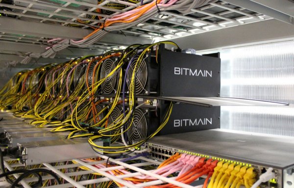 
	Компютри за добив на криптовалута в Исландия.&nbsp;Снимка: Ройтерс
