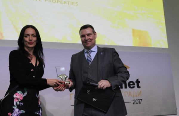 
	Победителката в категория &quot;Брокер на недвижими имоти - Наеми&quot; Евелина Костакева от Unique Estates получава наградата си

